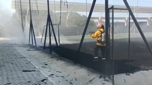 Bomberos apagan incendio provocado por un vigilante en protesta por falta del pago de su salario.