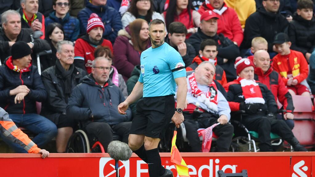 Árbitro que le pegó codazo a Robertson tuvo su primer castigo de la Premier