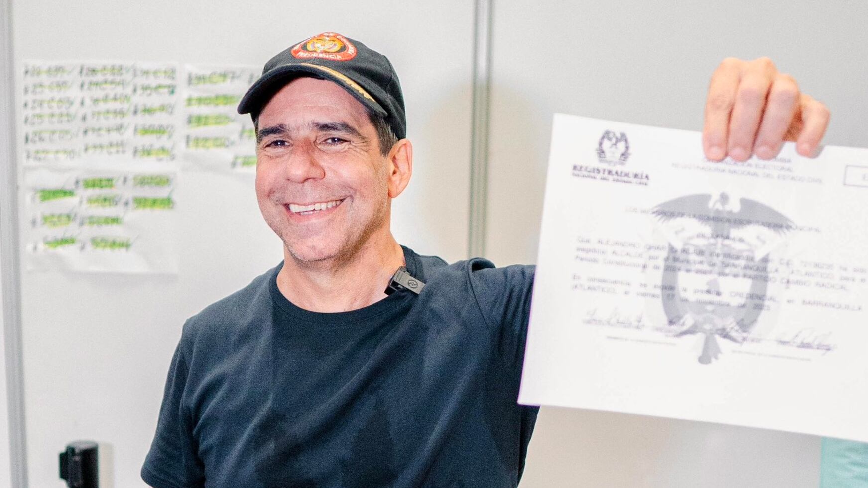 El alcalde electo de Barranquilla, Alejandro Char, recibe su credencial de gobierno.