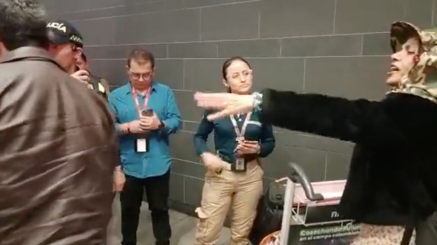 Agresión a funcionaria de Migración Colombia en El Dorado de Bogotá