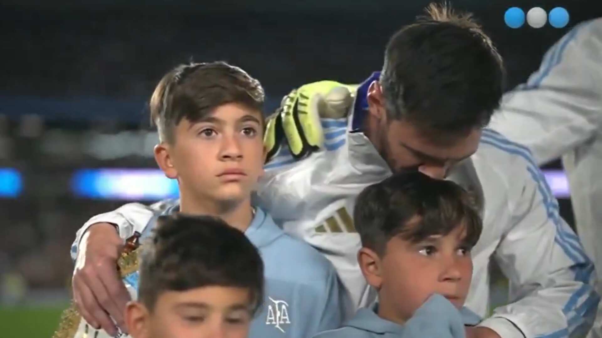 Messi no pudo contener el llanto en su último partido en Argentina: Sus hijos protagonizaron lindo momento