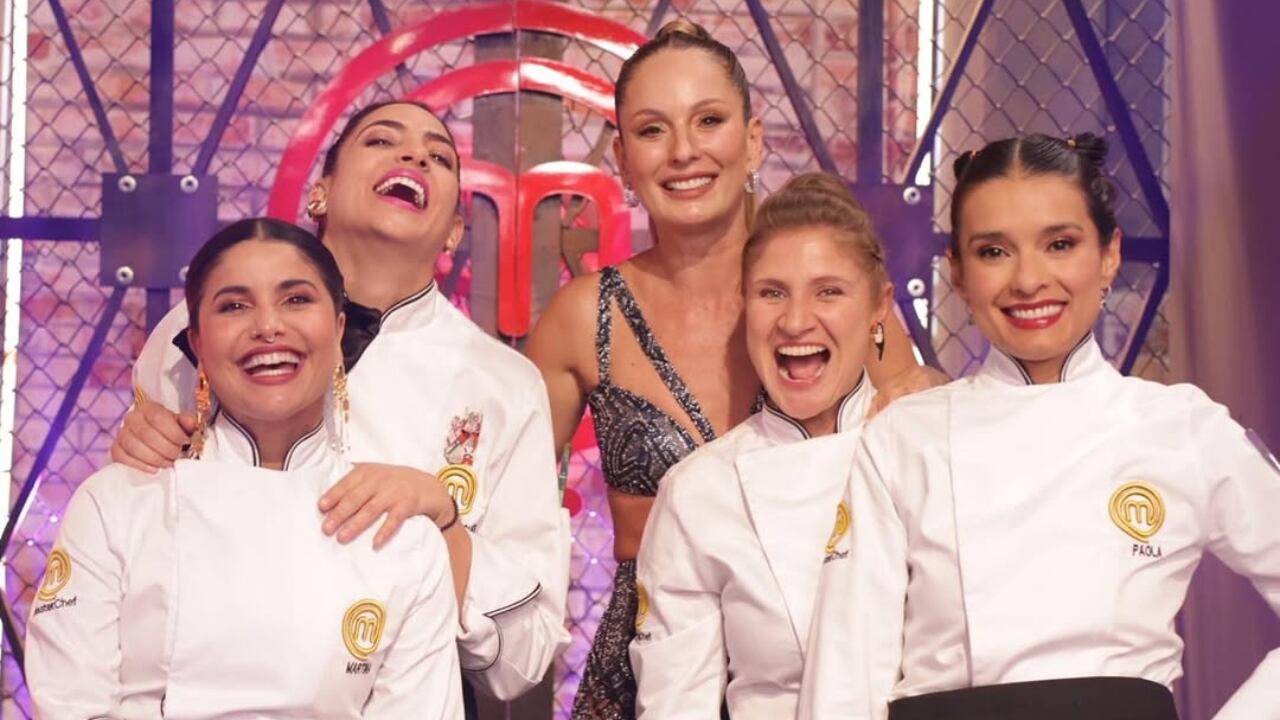 Claudia Bahamón con las finalistas de la sexta temporada de 'MasterChef celebrity Colombia'.