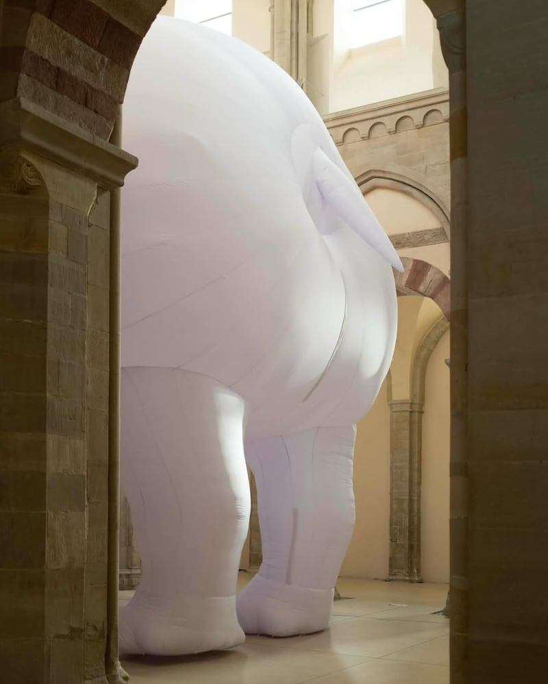 Un colosal rinoceronte inflable del artista Itamar Gov domina ahora la nave central del Kunstmuseum Magdeburg en Alemania, un museo ubicado en una antigua iglesia monástica románica. Foto: Itamar Gov.