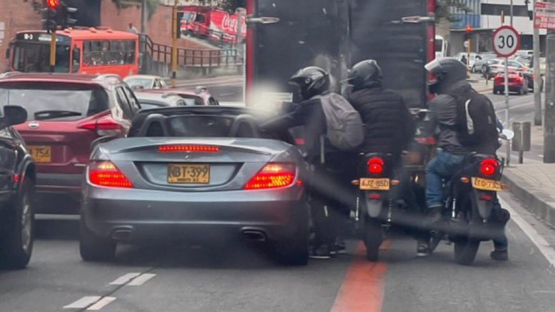‘Motoladrones’ hurtaron a conductor de vehículo de alta gama que circulaba por la carrera Séptima en Bogotá