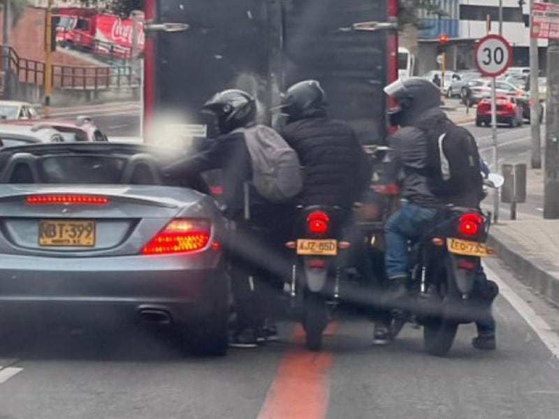 Dueño del Mercedes convertible que fue atracado en Bogotá dio detalles del robo, se llevaron un Rolex