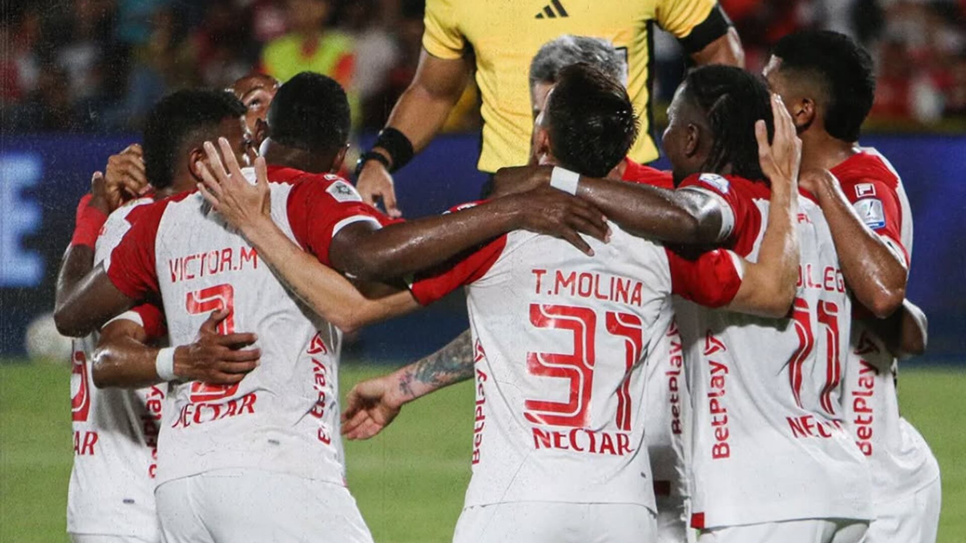 Hinchas de Santa Fe golpearon el bus del equipo, los insultaron y hasta les lanzaron una botella