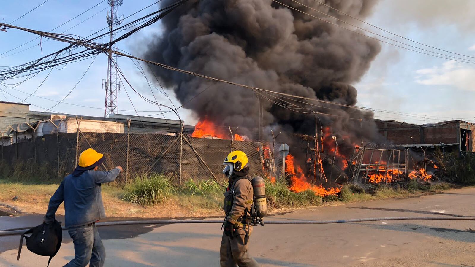 Incendio se presenta al norte Cali, en una bodega industrial.