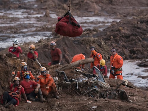 Video: el momento en que colapsa la represa minera que dejó más de 100 muertos en Brasil