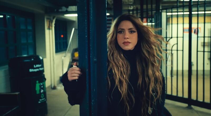 La cantante Shakira estrenó el video de ‘Última’ en su concierto y conmovió a todos por las imágenes y sus lágrimas.