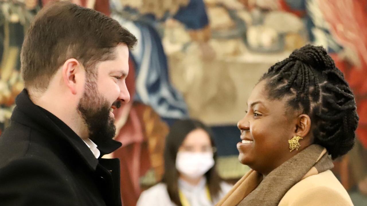 Presidente de Chile, Gabriel Boric, y la vicepresidenta electa de Colombia, Francia Márquez, mientras hablan durante una visita en Santiago de Chile.