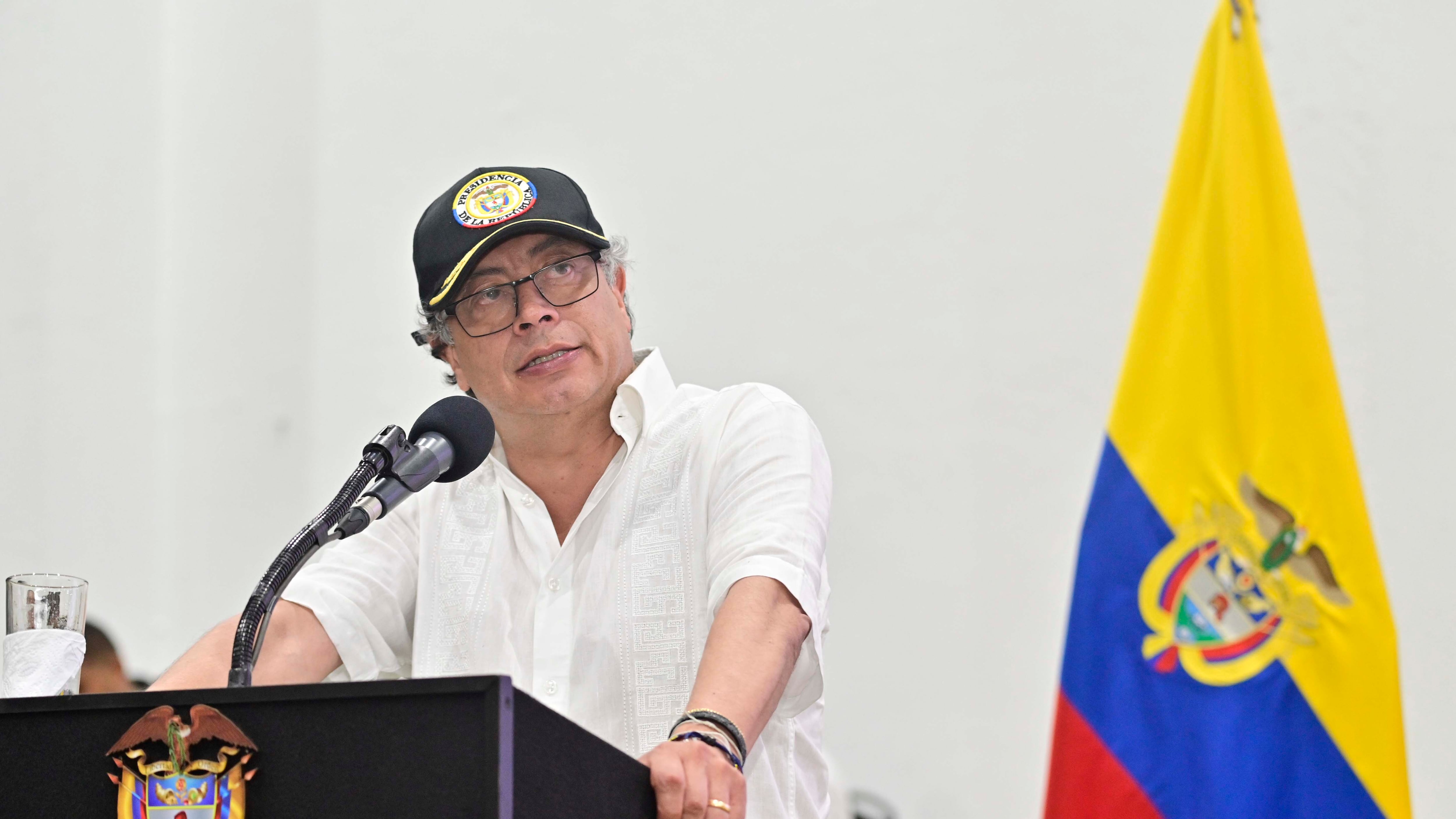 La pelea de Petro por el Día Cívico con la Alcaldía de Medellín y Gobernación de Antioquia.