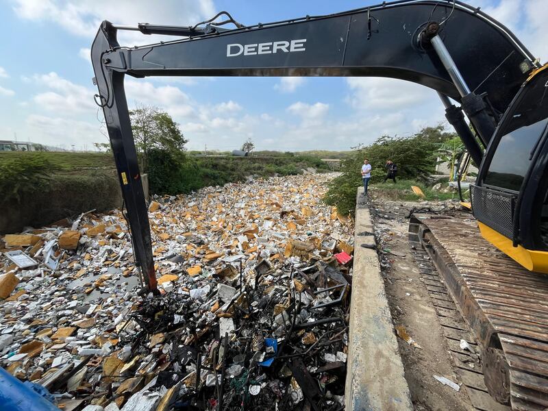 Así limpian el Arroyo León en Barranquilla para que basuras no contaminen la Ciénaga Mallorquín.