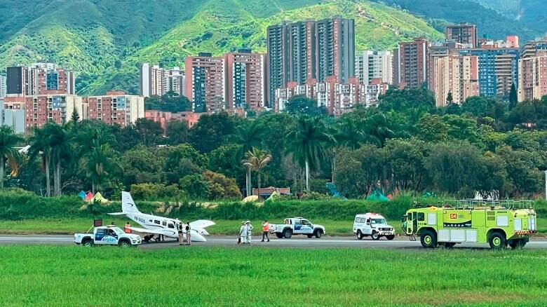 Avión aterrizó de emergencia en pista en Medellín.