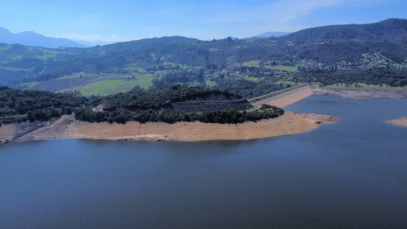 Detalle del bajo nivel de agua en el Embalse de San Rafael, en el municipio de La Calera, Cundinamarca, durante el ‘Fenómeno del Niño’ en abril de 2024