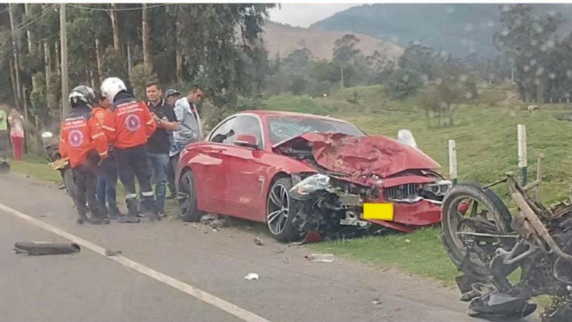 Dos campesinos familiares murieron luego de ser arrollados por un carro BMW en la vía Duitama