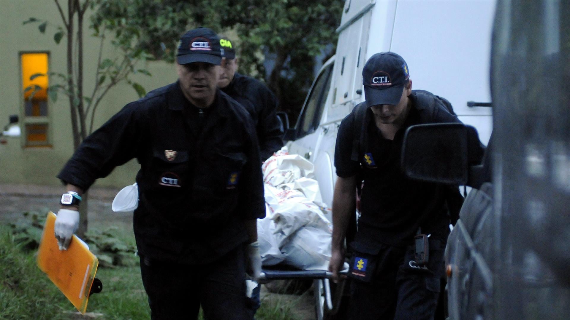 Fotografía del pasado 17 de febrero de 2013, de miembros de la Fiscalía colombiana que realizan el levantamiento de los cuerpos de los niños Esleider Asprilla y Esteban Álvarez, quienes aparecieron en una fosa común en el barrio Belén en Medellín (Colombia).