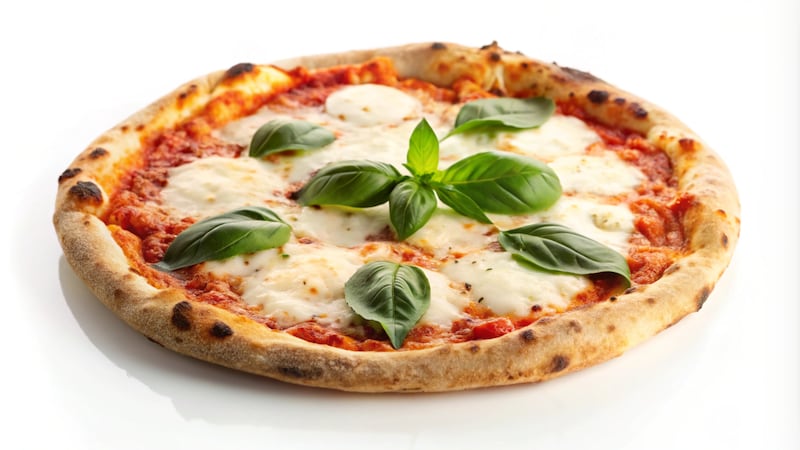 Una pizza es una base de masa de pan, por lo general fina y redonda, cubierta con salsa de tomate, queso mozzarella y otros ingredientes troceados al gusto. Se elabora en un horno a alta temperatura. Foto: Freepik.