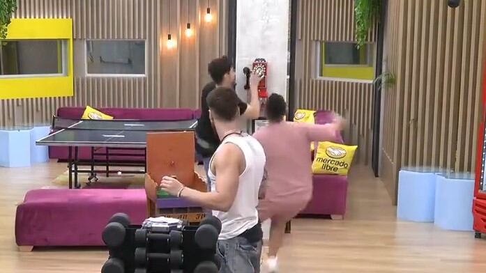 Julián corrió al teléfono para contestarlo, pero se le cayó y Alfredo no perdió oportunidad de impedir que lo agarrara y se quedó con el beneficio.