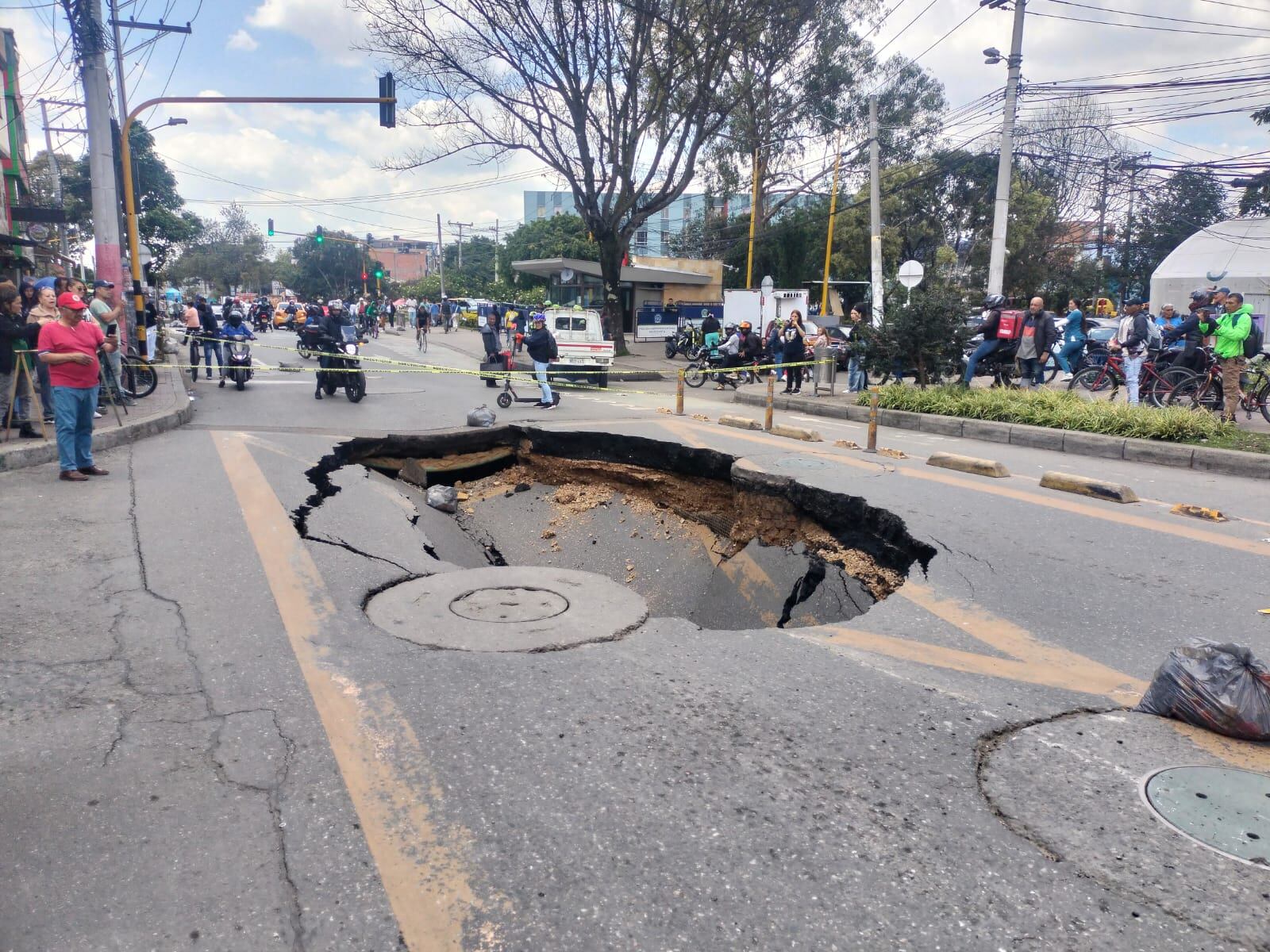 Alcaldía revela detalles sobre impresionante crater en vía de Suba y hace advertencia por elecciones