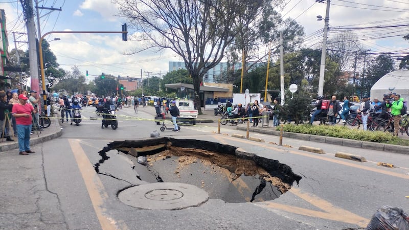 Alcaldía revela detalles sobre impresionante crater en vía de Suba y hace advertencia por elecciones
