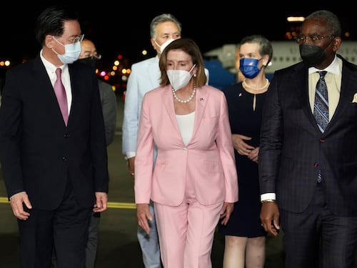Nancy Pelosi aterriza en Taiwán y China amenaza con “acciones militares selectivas”