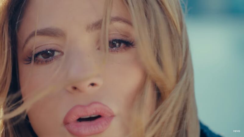 La cantante Shakira estrenó el video de ‘Última’ en su concierto y conmovió a todos por las imágenes y sus lágrimas.