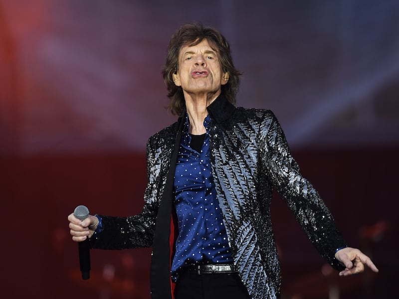 Mick Jagger de The Rolling Stones sorprende al bailar reguetón en una discoteca