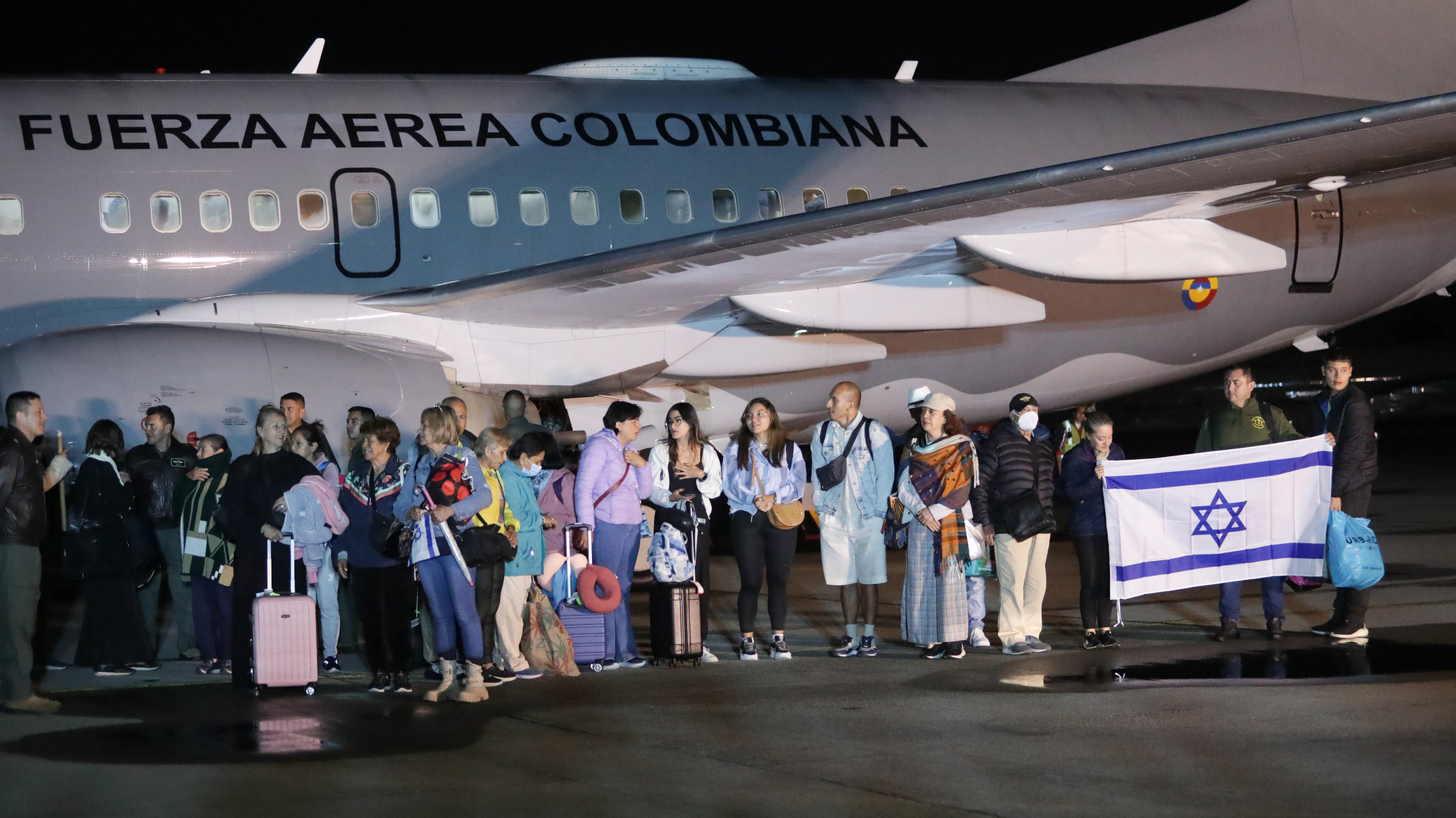 Llegada de colombianos repatriados de Israel por parte de la Fuerza Aeroespacial Colombiana