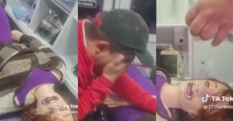 Cristian Montenegro sube a la muñeca, quien afirma es su esposa a la ambulancia, donde dice que ella está mal de salud.