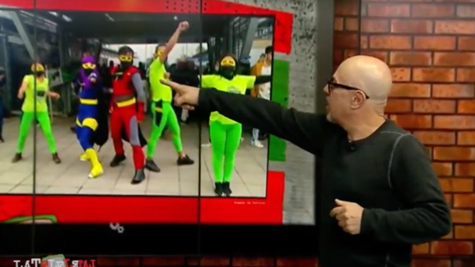 Durante un capítulo de 'La Tele Letal', los periodistas se burlaron de la campaña de 'Transmihéroes' de Claudia López.