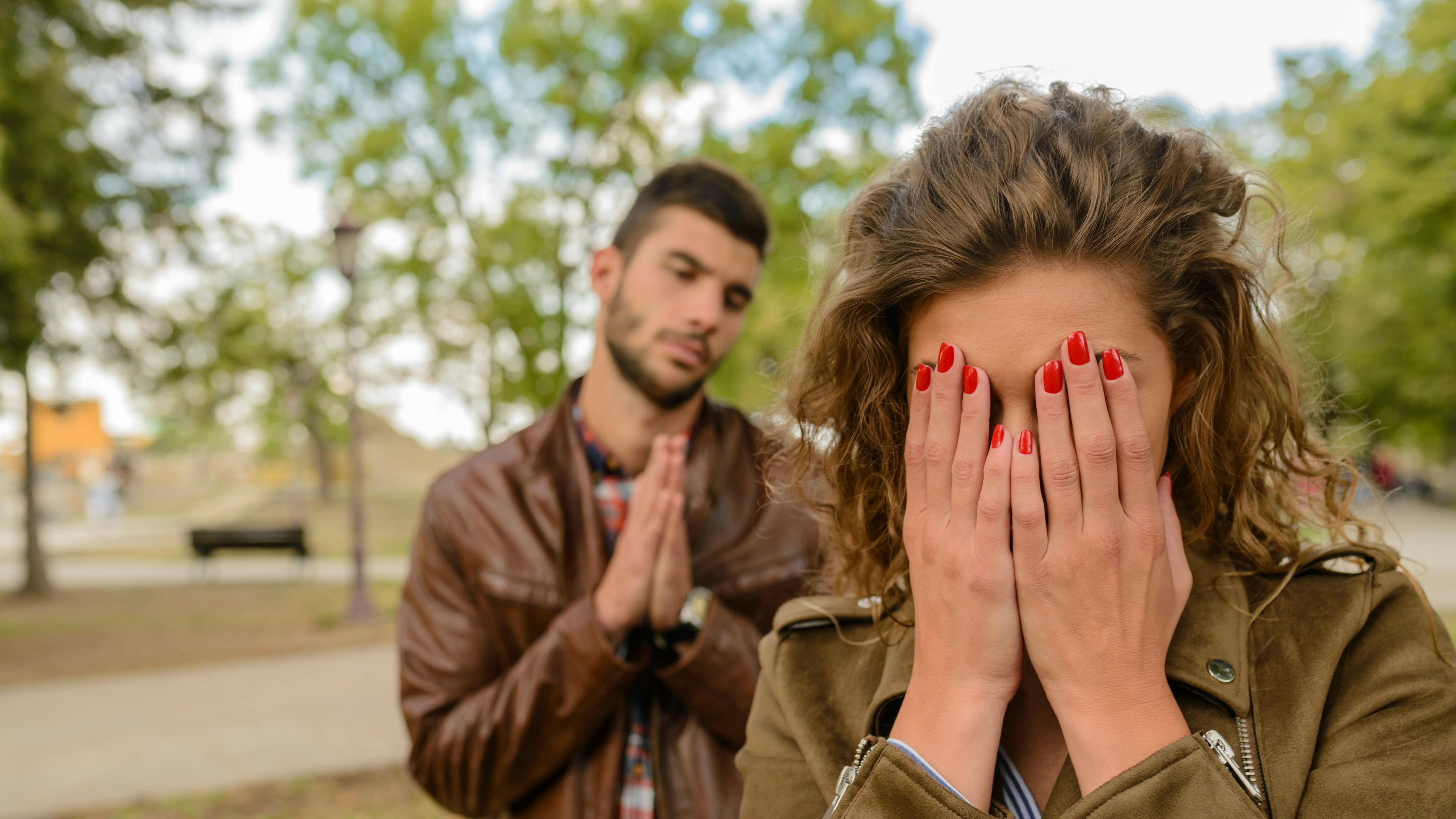 : https://www.pexels.com/es-es/foto/mujer-con-chaqueta-verde-detras-de-hombre-con-chaqueta-de-cuero-marron-durante-el-dia-984955/