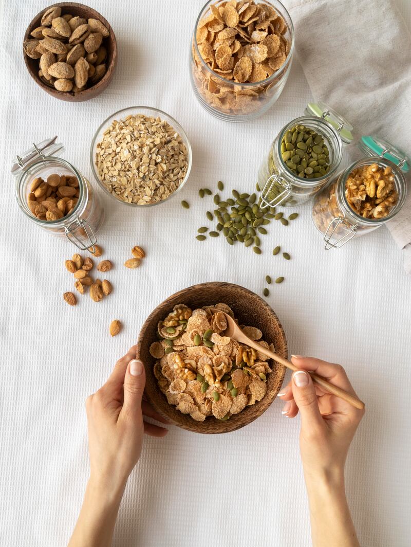 La fibra suele ser más conocida por sus cualidades para prevenir o aliviar el estreñimiento. Sin embargo, los alimentos con fibra pueden aportar otros beneficios. Foto: Freepik.