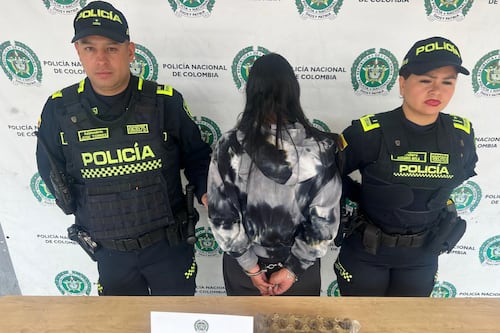 Mujer mayor intentó entrar con cubeta de huevos a Estación de Policía y le hallaron inesperada mercancía