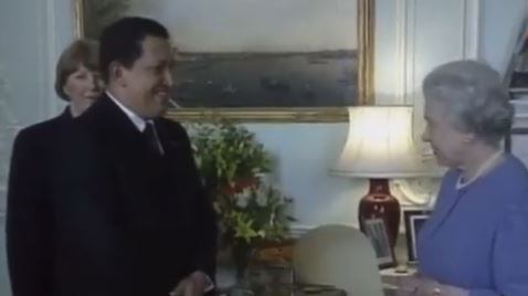 Hugo Chávez quiso abrazar a la Reina Isabel II
