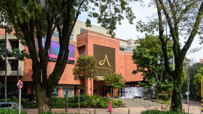 Robaron al hijo menor de edad de famosa periodista colombiana: varios hombres lo amenazaron con cuchillo en Andino