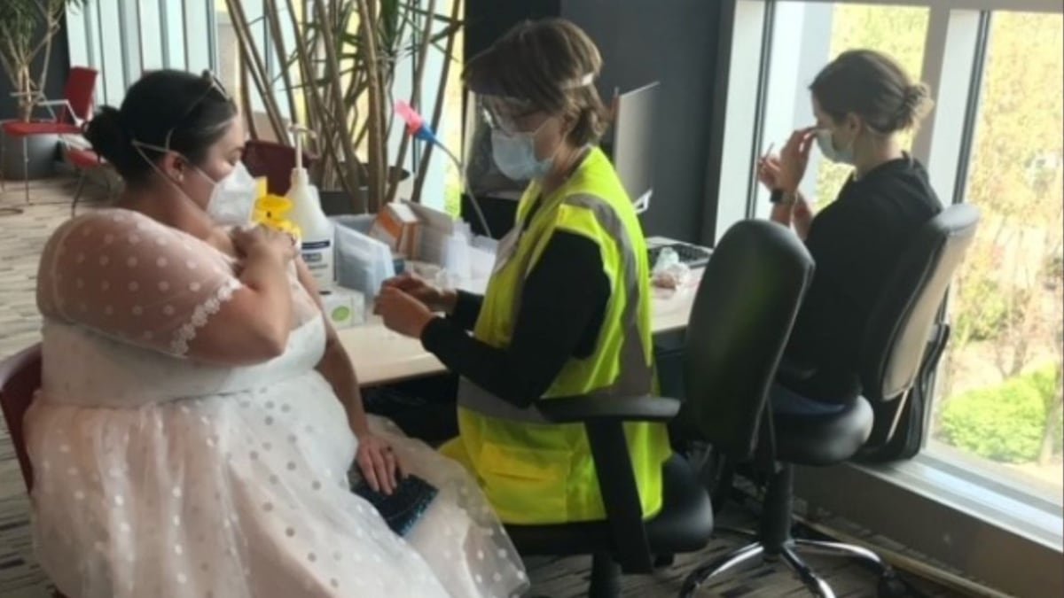 Mujer se vacunó con su vestido de novia y se hace viral en redes