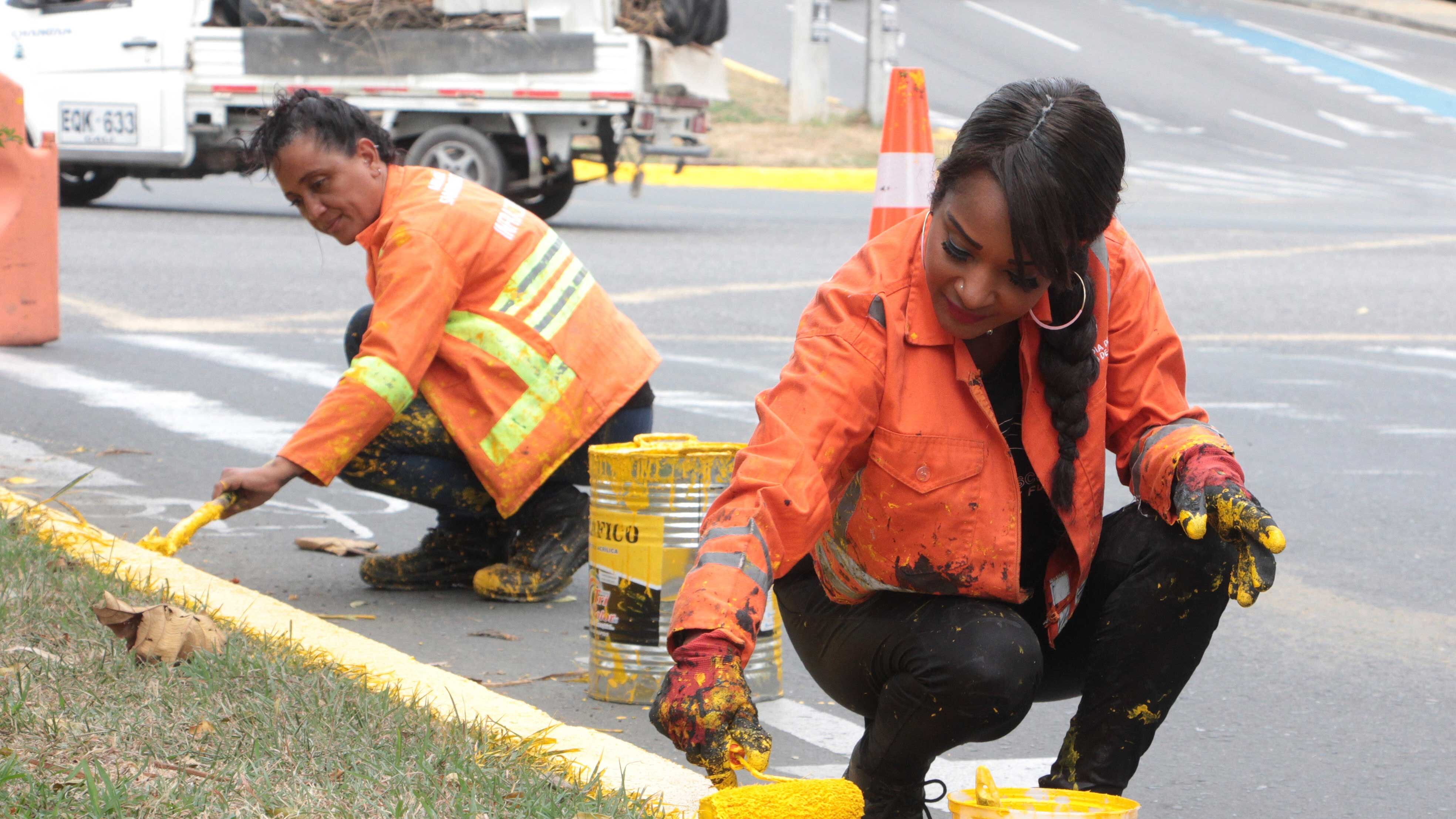 Foto mujeres cabeza de hogar lideran mantenimiento vial en Cali con la Cuadrilla Rosa.