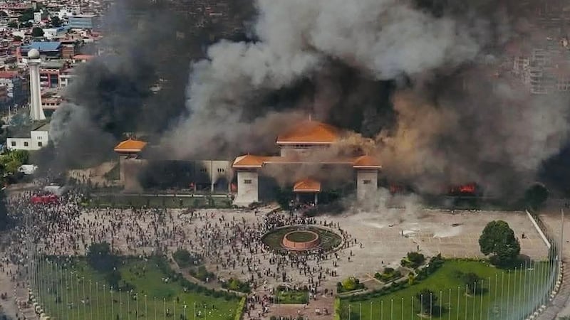 Manifestantes en Nepal quemaron el Parlamento tras prohibición de las redes sociales: la esposa del primer ministro falleció en medio del incendio