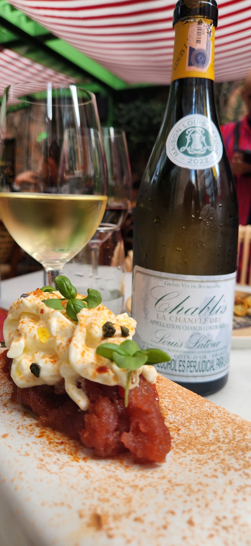 La pieza fue adornaba intencionalmente con un fino polvo de tomate y alcaparra deshidratada. Le agregan adicional aceite de oliva y escamas de sal.