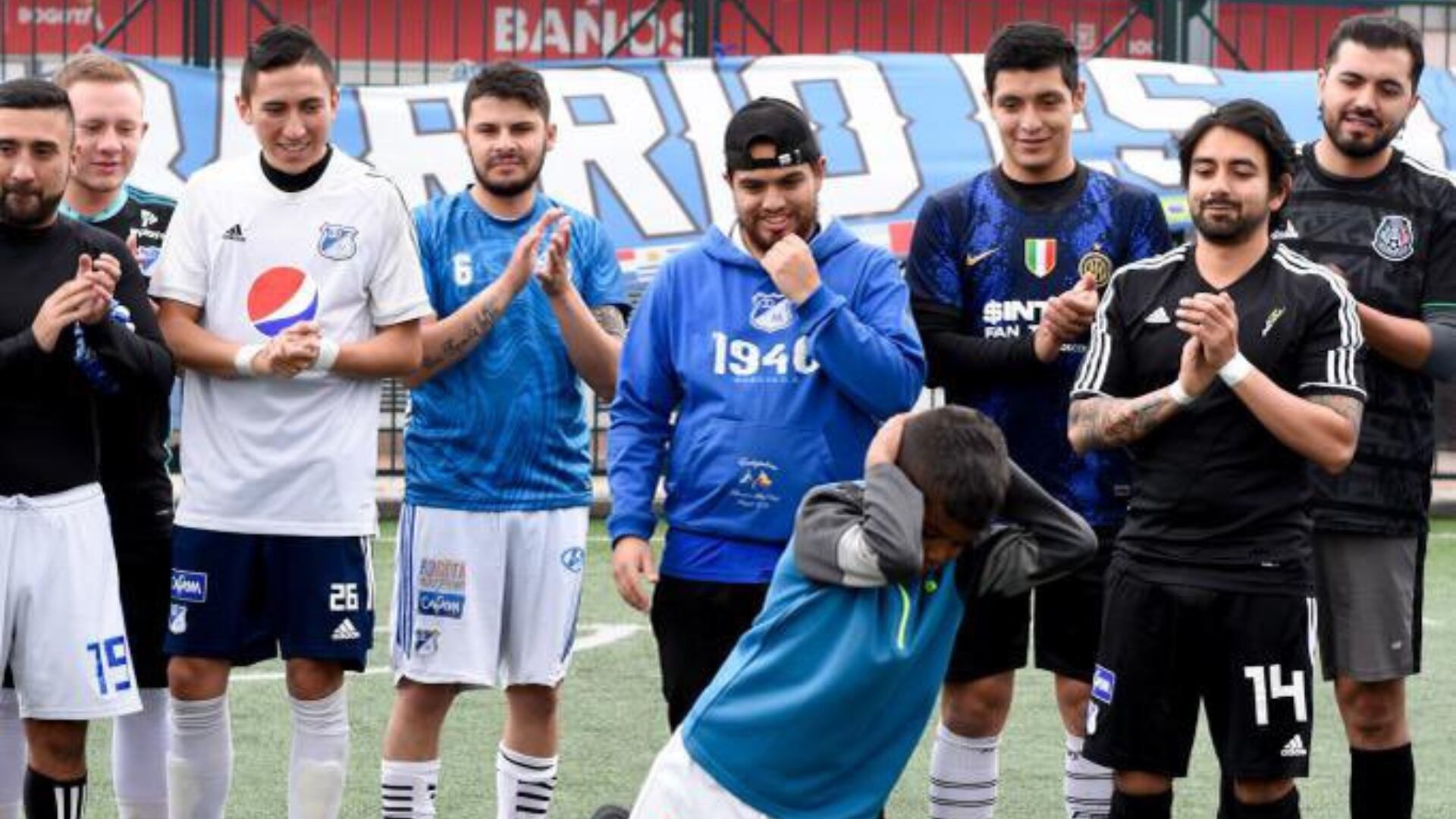 Hinchas de Millonarios se disculparon con el niño que sacaron del Estadio El Campín