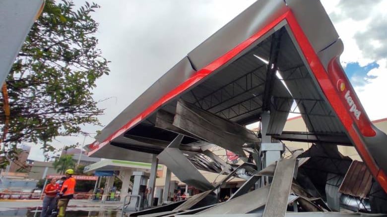 Se cayó techo de estación de gasolina en el barrio Guayabal en Medellín.