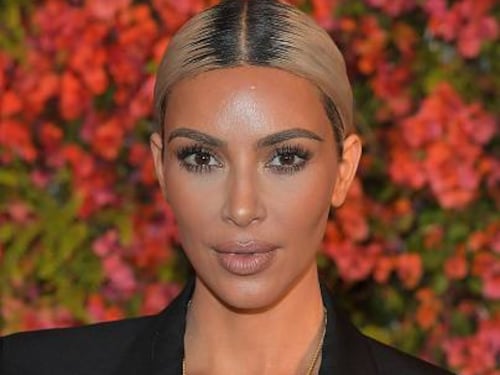Kim Kardashian sorprende con un nuevo look de cabello que jamás había usado