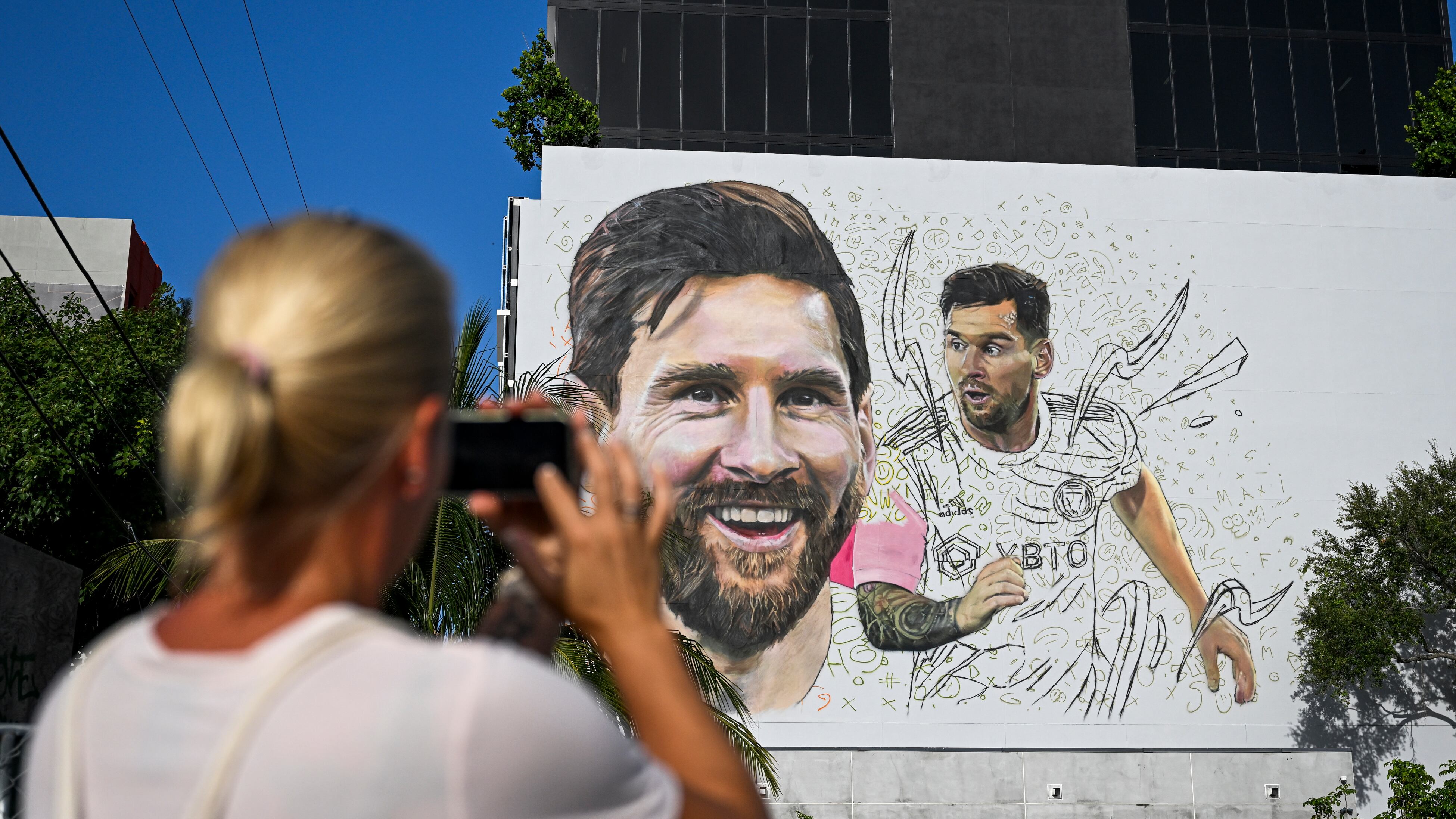 Un mural espera a Messi en Miami. / AFP