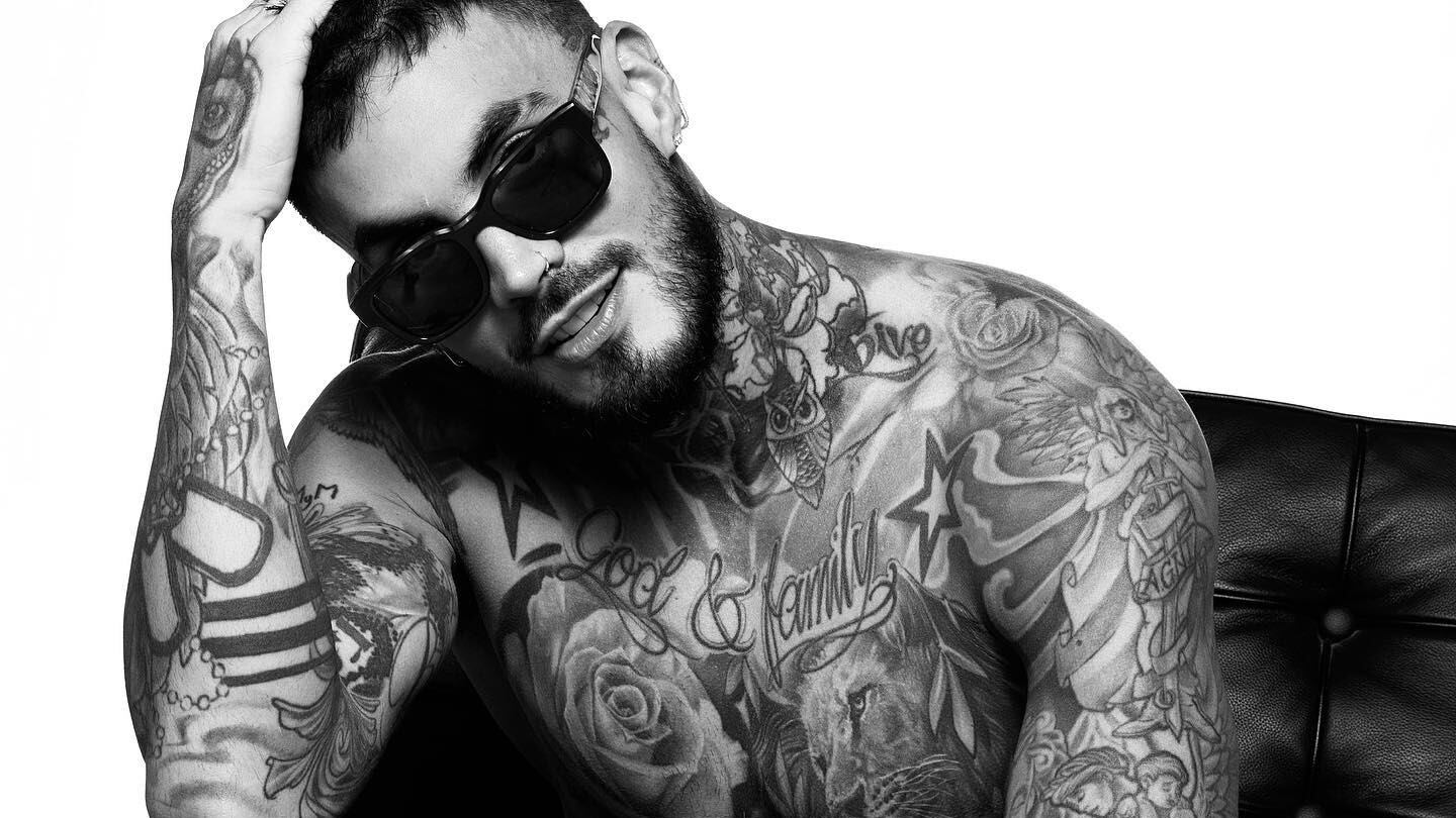 El deportista Mateo Carvajal publicó un video en el que su hijo Salvador lo acompañó a hacer un tatuaje y los haters no faltaron.