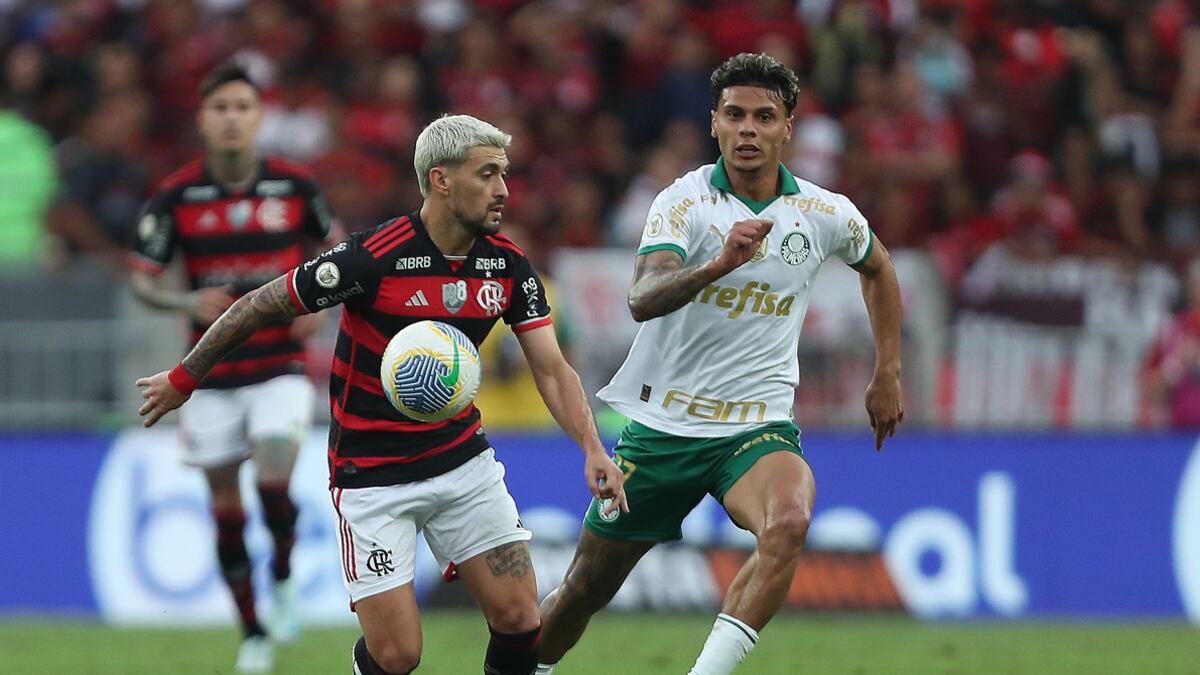 A Richard Ríos lo agarraron a puños en pleno partido y el VAR ni se dio por enterado