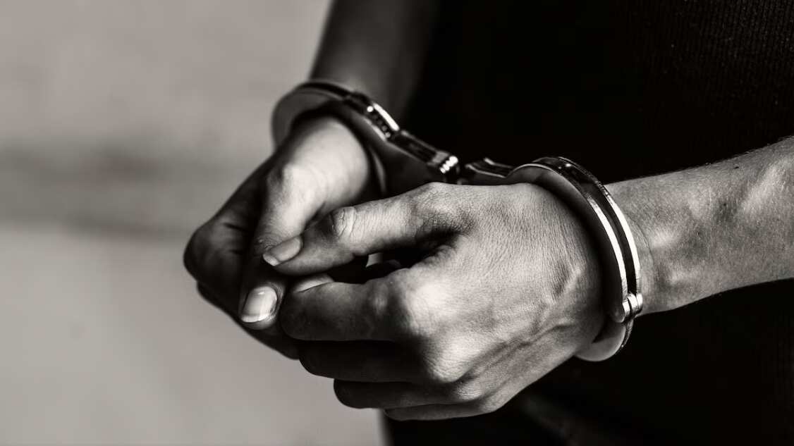 Genérica: Criminal en esposas