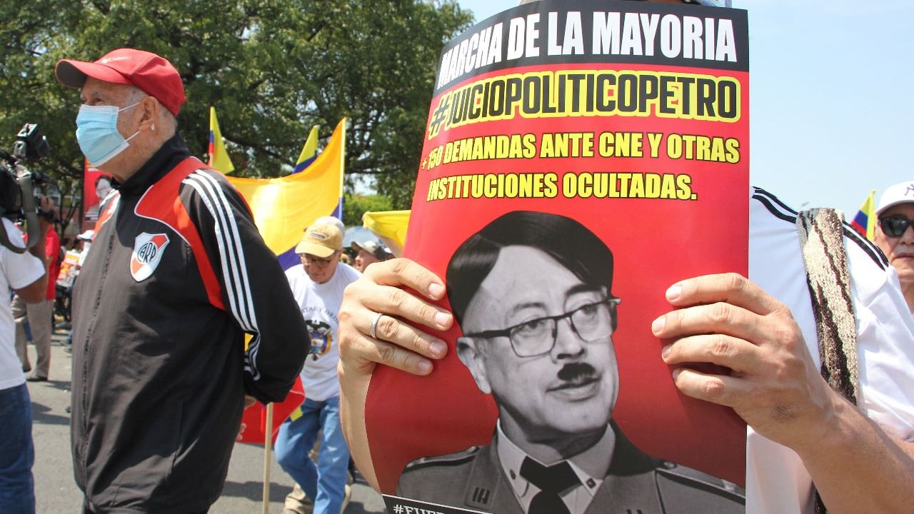 Con una gran participación de manifestantes se realizó en Cali la marcha de la oposición que inició como es tradición en el Parque de las banderas haciendo un recorrido por la calle quinta hasta llegar a la Plazoleta Jairo Varela. La jornada transcurrió en calma y sin hechos que alteraran el orden público.