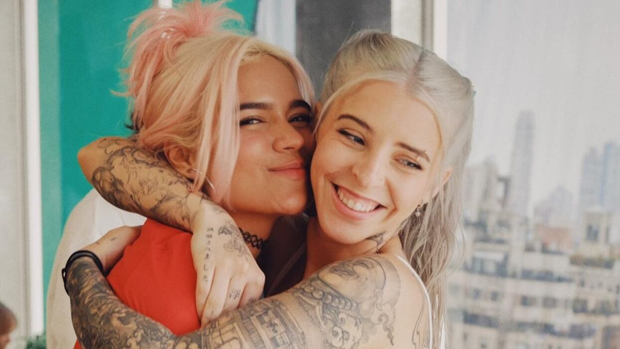 Karol G y Young Miko recrearon una historia de amor en ‘Contigo’ y ha desatado la polémica en las redes sociales.