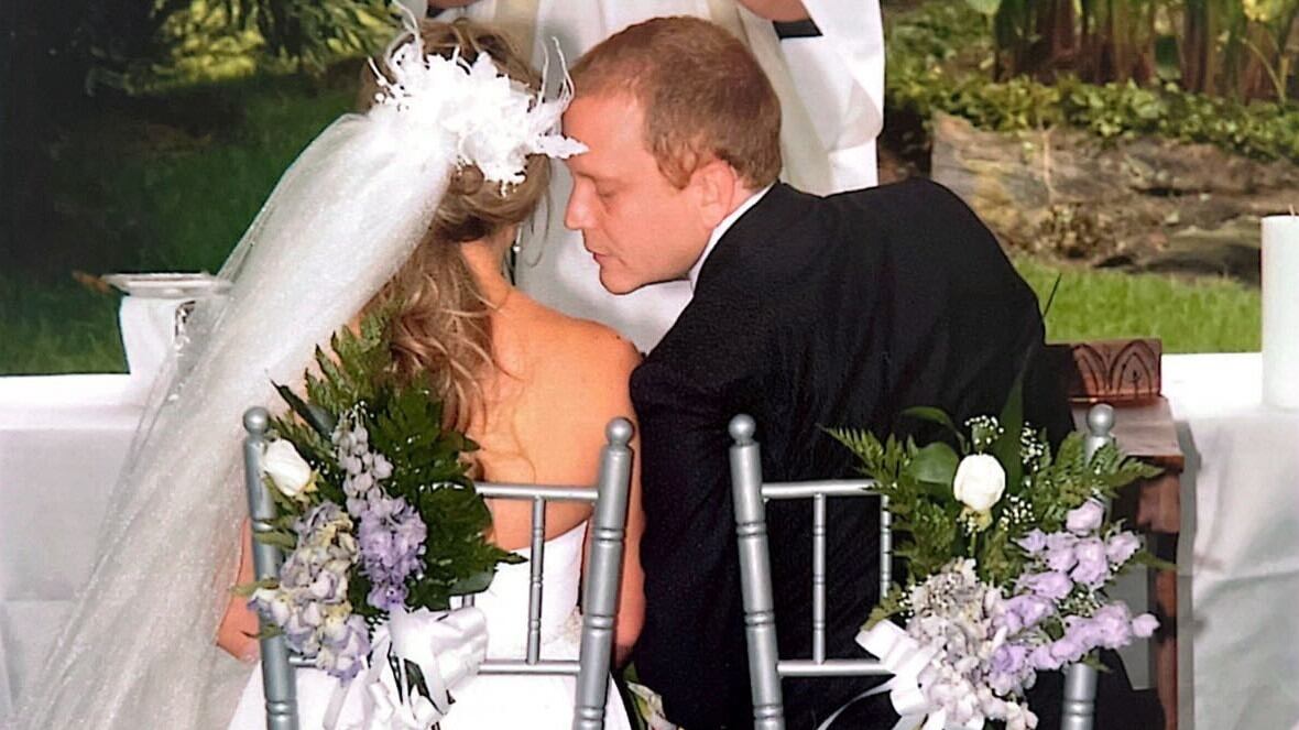 El actor Christian Tappan aprovechó su décimo sexto aniversario de bodas para revelar cómo inició su matrimonio.