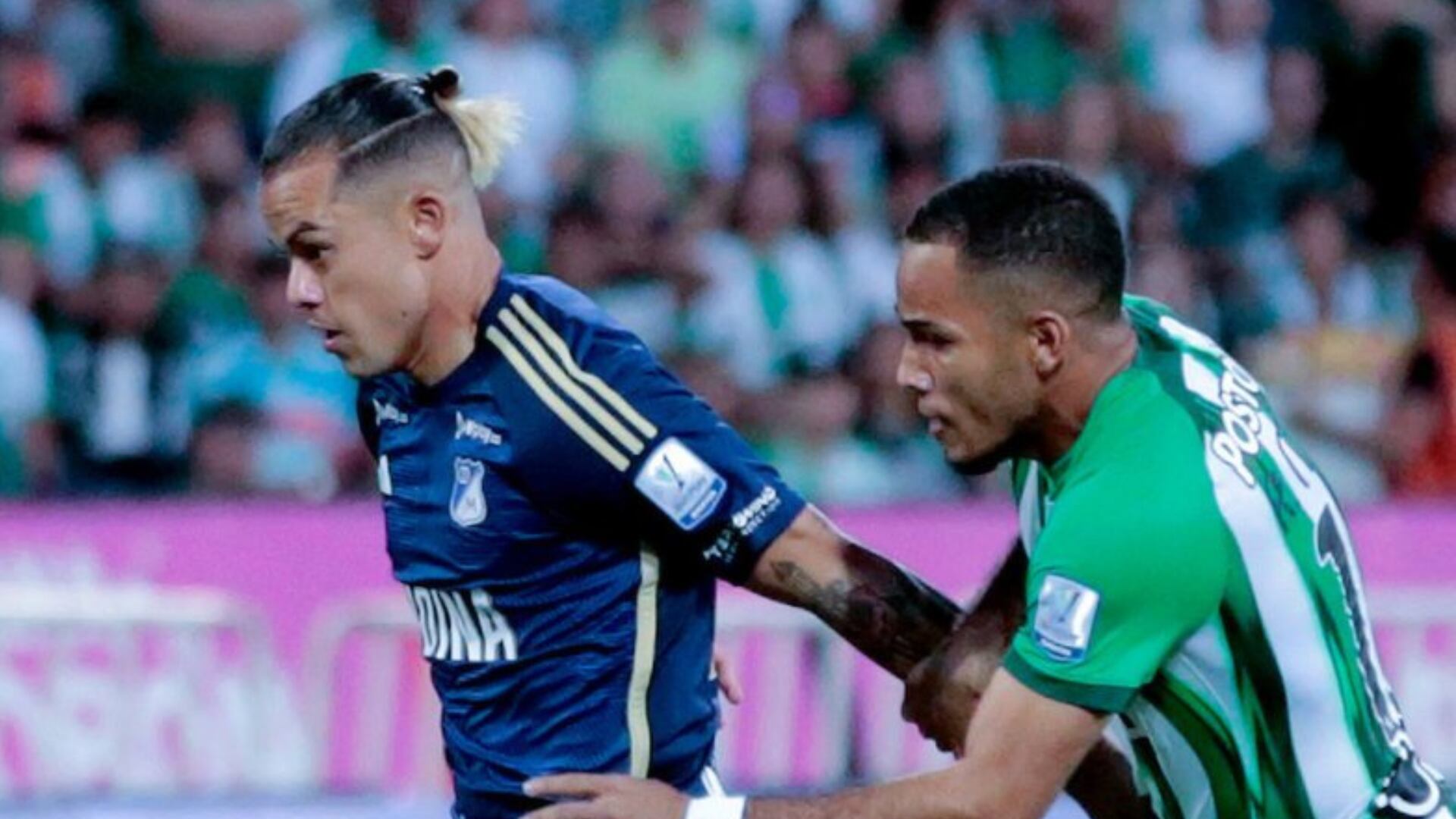 Hinchas de Atlético Nacional prendieron fuego a las tribunas del Atanasio Girardot durante el partido contra Millonarios.